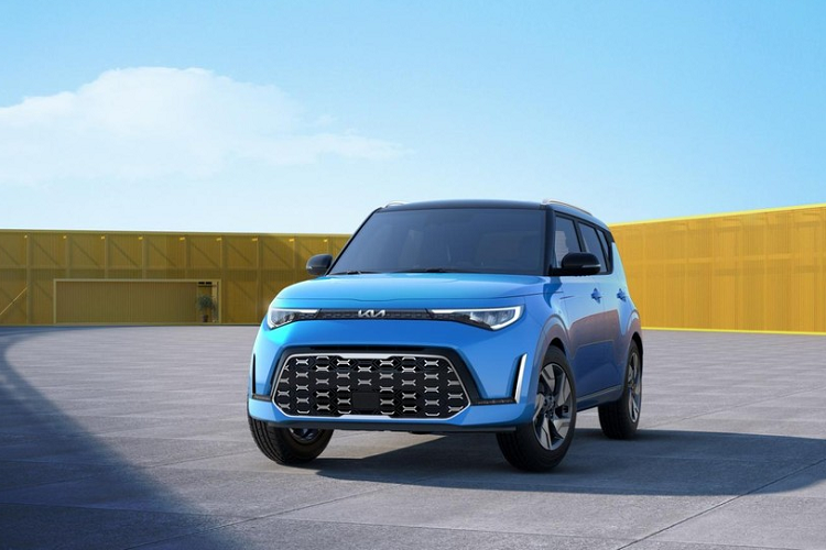 Trong dòng sản phẩm của Kia, Soul là mẫu xe để lại không ít ấn tượng nhờ thiết kế ngoại thất độc đáo. Phiên bản  Kia Soul 2023 mới cũng không phải là ngoại lệ. Dự kiến có mặt trên thị trường Mỹ vào mùa hè năm nay, Kia Soul 2023 sở hữu thiết kế ngoại thất cải tiến và thêm 2 gói trang bị tùy chọn mới. Tuy nhiên, so với phiên bản cũ, mẫu xe Hàn Quốc này lại không còn động cơ tăng áp và bản X-Line với thiết kế thể thao.