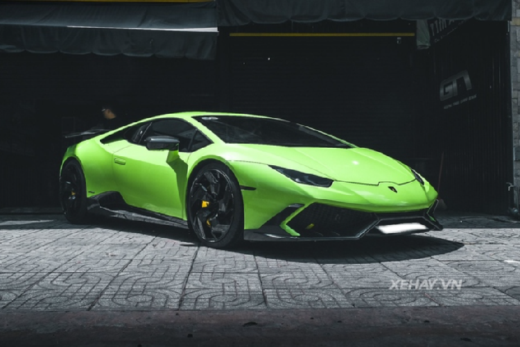 Chiếc  Lamborghini Huracan đặc biệt này từng thuộc sở hữu của doanh nhân Nguyễn Quốc Cường (Cường Đô la), thời điểm đó, vị đại gia đã nâng cấp siêu xe với bodykit của hãng độ trứ danh Mansory với hàng loạt chi tiết sửa đổi được làm từ sợi carbon như 2 khe gió ở đầu xe, ốp gương chiếu hậu và ốp cản sau.