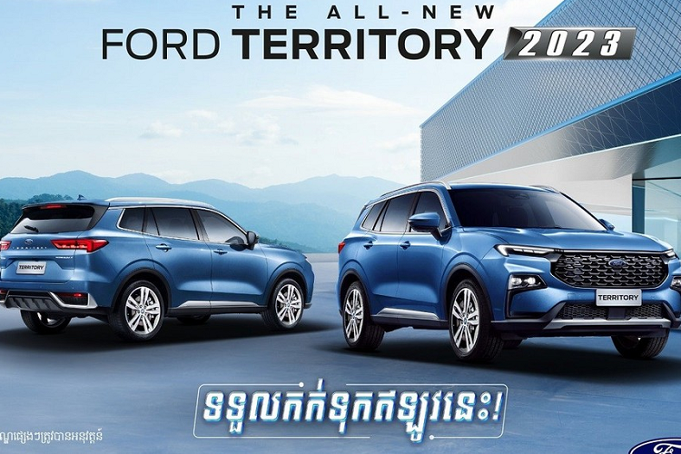 Mới đây, giới tư vấn bán hàng một lần nữa chào khách đặt cọc  Ford Territory 2023 mới. Tuy nhiên, điểm khác biệt ở lần mở cọc này đó chính là dòng đời. Theo thông tin từ đại lý, Ford Territory sắp bán tại Việt Nam sẽ thuộc phiên bản 2023 mới nhất vừa, giống với xe vừa được hé lộ sẽ ra mắt thị trường Campuchia cách đây không lâu, hay còn được biết đến với cái tên Equator Sport tại Trung Quốc.