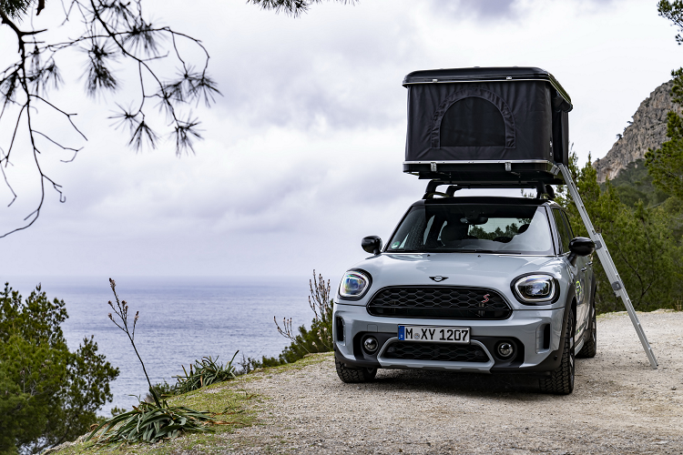  Mini Cooper S Countryman ALL4 mới là một mẫu SUV phù hợp với việc chạy trên các dạng địa hình đặc thù. Lợi thế của chiếc xe là bộ mâm có kích thước lớn tới 18 inch mới đi kèm với lốp địa hình Grabber AT3 giúp chiếc xe dễ dàng vượt qua các vùng đèo dốc mà không gặp bất kì trở ngại gì. Với thế mạnh này của Cooper S Countryman ALL4, chủ nhân của chúng thường sử dụng chiếc xe để tham gia và các tour phượt hoặc các buổi camping nơi rừng núi.