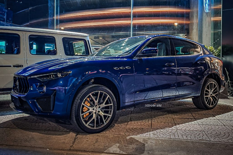 Vào ngày 5/5 vừa qua, một chiếc  Maserati Levante Trofeo đời mới đã âm thầm được đưa về nước, nâng tổng số xe tại Việt Nam lên 4 chiếc. Chiếc Maserati Levante Trofeo trong bài sở hữu màu sơn ngoại thất xanh trẻ trung, năng động, trong khi nội thất lại mang tông màu đỏ “sexy”.