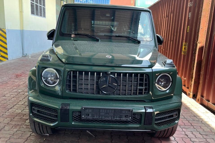 Dòng xe SUV hạng sang Mercedes-AMG G63 vẫn đang được các công ty nhập khẩu tư nhân đổ tiền vào để mang về nhằm phục vụ các đại gia Việt. Mới đây nhất, nhiều chiếc xe  Mercedes-AMG G63 sang chảnh đã được khui công và đáng chú ý có một chiếc mang màu độc.