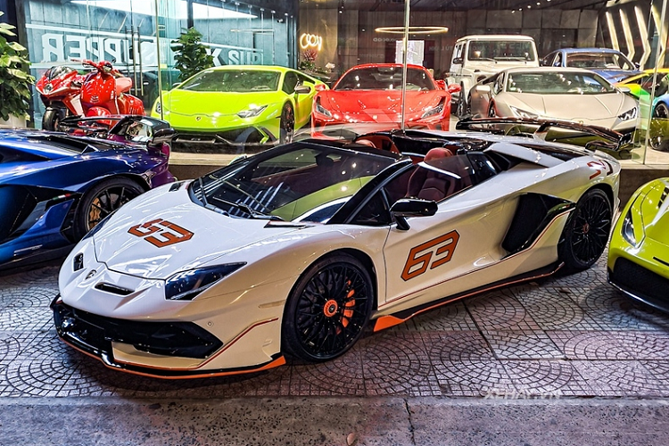 Trước đây, chiếc  Lamborghini Aventador LP 700-4 Roadster này thuộc sở hữu của một người chơi lan có tiếng ở Bình Phước, tuy nhiên sau đó xe đã về với chủ mới ở Đắk Lắk. Ngay khi về tay người chủ mới, "siêu bò" đã được "lên đời" bodykit phiên bản giới hạn SVJ.