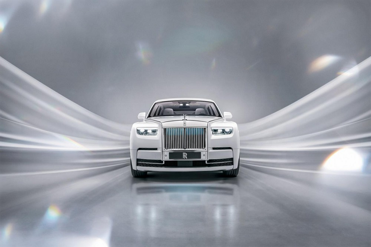 Thương hiệu xe siêu sang Anh quốc vừa chính thức ra mắt thế hệ  Rolls-Royce Phantom Series II mới với một số nâng cấp vầ trang bị lẫn ngoại hình, mang đến cho mẫu xe đắt đỏ nhất của hãng vẻ ngoài mới mẻ và bắt mắt hơn.