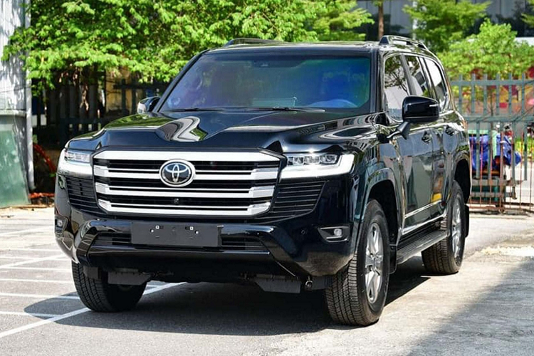  Toyota Land Cruiser 2022 tại Việt Nam (LC 300 Series) chưa bao giờ hết “hot” vào thời điểm này. Mẫu SUV này hiện tại còn đang khan hàng trên thế giới, đến mức hãng Toyota phải lên tiếng khi đơn đặt hàng tăng cao đến mức khách hàng chờ đợi lên đến 4 năm để được nhận xe mới.