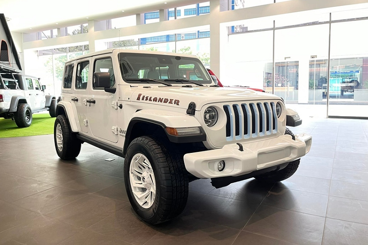  Jeep Wrangler tại Việt Nam sẽ có thêm 4 phiên bản là Willys, Islander, Sahara Overland và Sahara Attitude. Trong đó, phiên bản Islander gây ấn tượng với toàn bộ hàng ghế được bọc lớp da màu xanh trời độc đáo và có logo riêng "Islander".