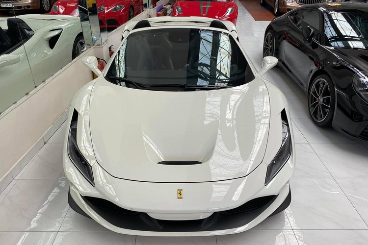 Mới đây, giới mê xe vô tình bắt gặp chiếc  Ferrari F8 Spider màu trắng duy nhất tại Việt Nam được mang ra đường tắm nắng và chuyện không có gì đáng bàn nếu bên hông cửa xe không xuất hiện chi tiết mới. Cụ thể, chữ UN xuất hiện bên cửa xe của Ferrari F8 Spider này khiến giới mê xe bất ngờ vì chắc chắn nó được ông Đặng Lê Nguyên Vũ chốt đơn.