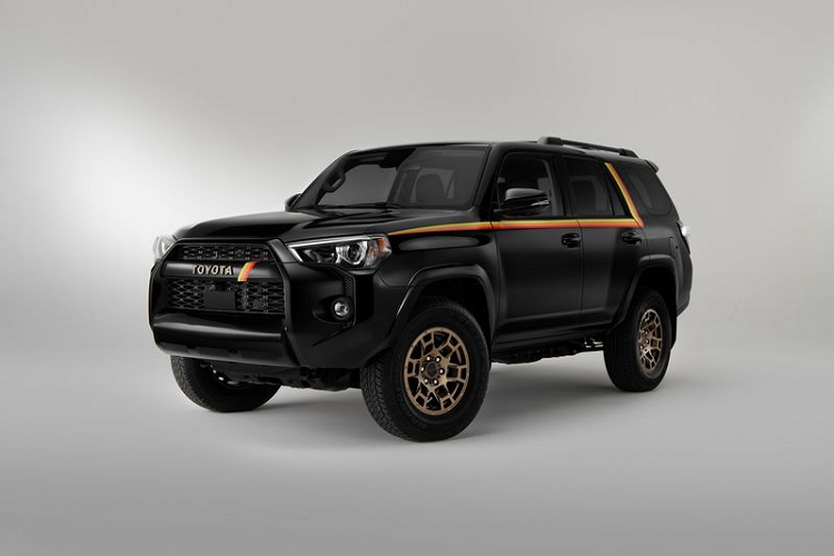 Được xây dựng dựa trên biến thể SR5 Premium,  Toyota 4Runner 40th Anniversary Edition 2023 mới có 3 tùy chọn sơn ngoại thất là trắng, đen Midnight Black Metallic và đỏ ánh kim Barcelona Red Metallic.