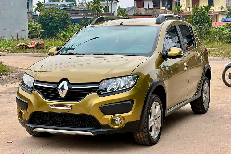  Renault Sandero Stepway tại Việt Nam xuất hiện vào năm 2016 và phân phối với giá 620 triệu đồng. Dòng xe này không được khách Việt ưa chuộng và nhanh chóng rút khỏi thị trường ngay sau đó. Dù vậy, vẫn có một số ít xe bán ra cho người có nhu cầu.