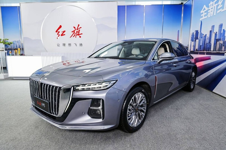 Ngày 31/5/2022, hãng Hồng Kỳ (Hongqi) đã chính thức giới thiệu thế hệ mới của dòng xe H5 ở thị trường Trung Quốc. Đồng thời, thương hiệu Trung Quốc này cũng công bố  giá xe Hồng Kỳ H5 2022 tạm tính là 170.000 Nhân dân tệ (khoảng 595 triệu đồng). So với giá khởi điểm 145.800 Nhân dân tệ (510 triệu đồng) của thế hệ cũ, mẫu sedan này đắt hơn đáng kể.