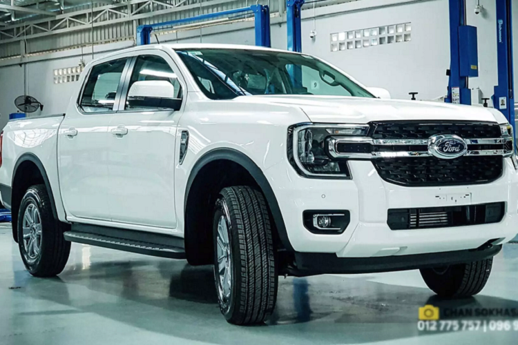  Ford Ranger 2023 thế hệ mới đã có mặt tại đại lý ở Campuchia, xe được lắp ráp và nhập khẩu từ Thái Lan. So với thị trường Việt, thị trường Campuchia có Ranger 2023 sớm hơn, do nhập khẩu nguyên chiếc từ Thái, thay vì lắp ráp tại Việt Nam. Hiện tại, theo tìm hiểu thì Ford Ranger XLT 2023 mới vẫn chưa có giá bán chính thức ở Campuchia.