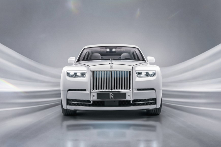 Trở lại thời gian cách đây 5 năm,  Rolls-Royce Phantom siêu sang thế hệ thứ 8 ra mắt. Ngay tại thời điểm xuất hiện, mẫu xe này đã khiến giới mộ điệu trầm trồ bởi vẻ đẹp sang trọng và đẳng cấp tiệm cận sự hoàn hảo tuyệt đối. Tuy nhiên với Rolls-Royce, sự hoàn hảo chưa bao giờ là đủ và mới đây hãng xe nước Anh quyết định có thêm một số cập nhật và điều chỉnh nhỏ để làm chiếc xe tốt hơn nữa.