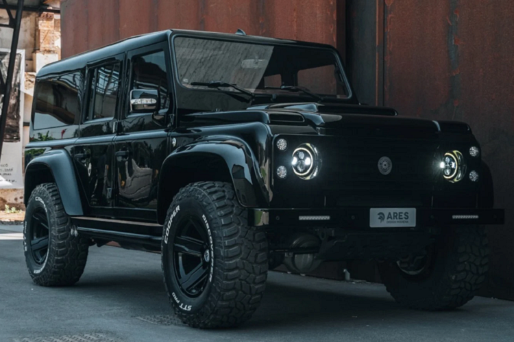 Ares Design vừa giới thiệu bản độ mới dành cho mẫu  SUV Land Rover Defender địa hình. Hãng độ cho biết, bản độ này có giá 250.000 USD, giới hạn số lượng nhưng không công bố con số cụ thể.