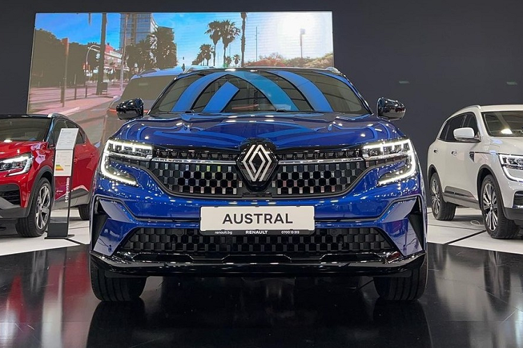  Renault Austral 2022 mới đã chính thức trình làng vào hồi tháng 3 đầu năm nay. Trong triển lãm Ô tô Sofia 2022 hiện đang diễn ra tại Bulgaria, hãng Renault đã mang mẫu SUV này đến trưng bày và giới thiệu với khách hàng cũng như báo giới. Nhờ đó, chúng ta có thể ngắm nhìn thiết kế "bằng xương, bằng thịt" của Renault Austral 2022.