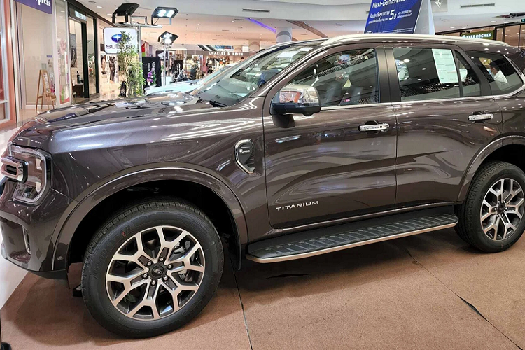 Chiếc  Ford Everest 2022 bản 2.0 Bi-Turbo Titanium+ 10AT 4WD đang trưng bày tại một trung tâm thương mại ở Thái Lan này hiện đang có giá bán 1.854.000 baht (1,26 tỷ đồng) tại Thái Lan. Đây là phiên bản cao cấp nhất của dòng Everest 2022 tại Thái Lan.