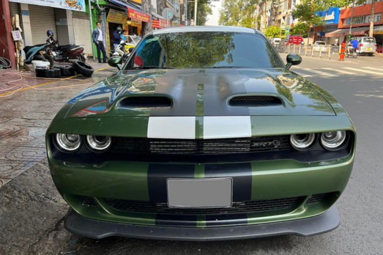 Mới đây, một chiếc  Dodge Challenger Hellcat Redeye hàng hiếm màu xanh lá vừa xuất hiện trên đường phố TP.HCM. Xe thuộc phiên bản Hellcat Redeye đầu tiên ở Việt Nam. Những chiếc Dodge Challenger Hellcat về nước trước đó chỉ là phiên bản thường, có công suất thấp hơn.