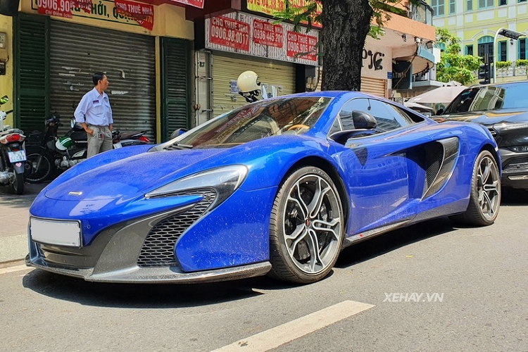 So với chiếc  McLaren 650S Coupe tại Việt Nam đầu tiên, chiếc thứ 2 có khá nhiều khác biệt, từ màu sơn cho đến trang bị la-zăng. Cụ thể, xe sở hữu ngoại thất màu xanh dương Aurora Blue, kết hợp đa chấu thiết kế lạ mắt.