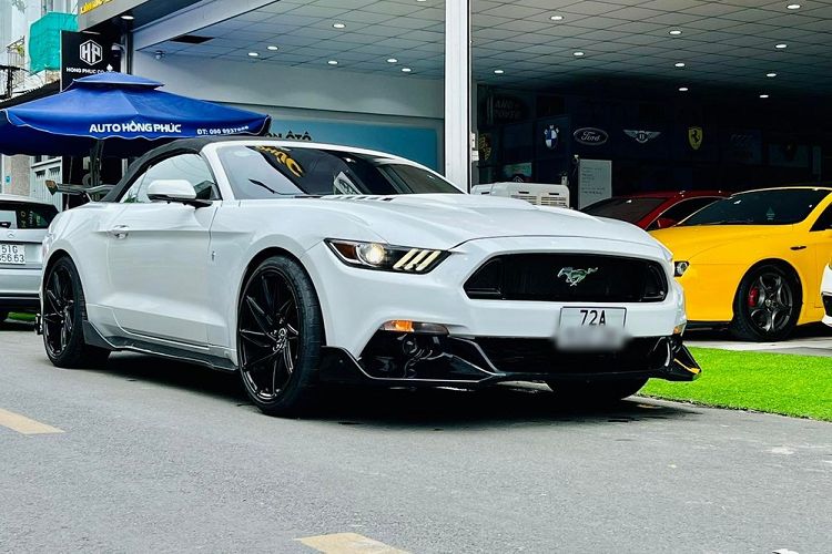 Số lượng dòng xe thể thao Ford Mustang thế hệ thứ 6 đang có mặt tại Việt Nam ước tính đã trên 50 chiếc nhưng hầu hết đều thuộc bản Coupe, trong khi đó, phiên bản mui trần được cho không quá 15 xe nên mỗi tin rao bán về  Ford Mustang Convertible hàng hiếm luôn nhận được sự quan tâm không nhỏ của giới chơi xe trong nước.