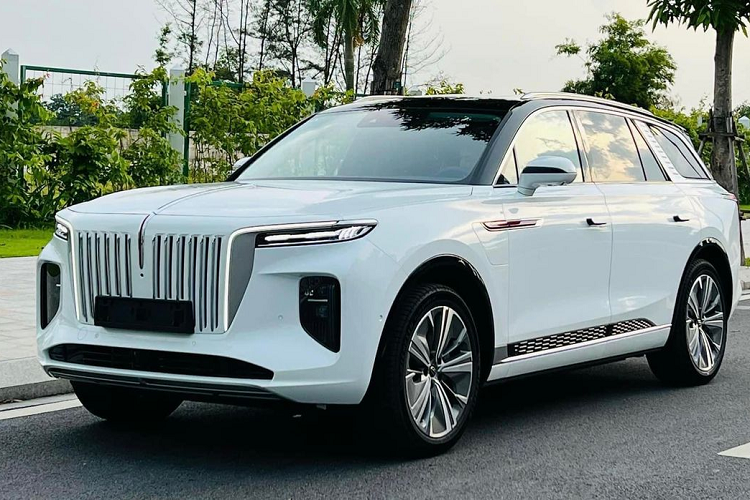 Vào hồi tháng Một năm nay,  Hongqi E-HS9 mới về Việt Nam và xe thuộc bản Flagship 4 chỗ cao cấp nhất. Mãi tới nay, phiên bản Deluxe 7 chỗ và Premium 6 chỗ mới cập bến dải đất hình chữ S.