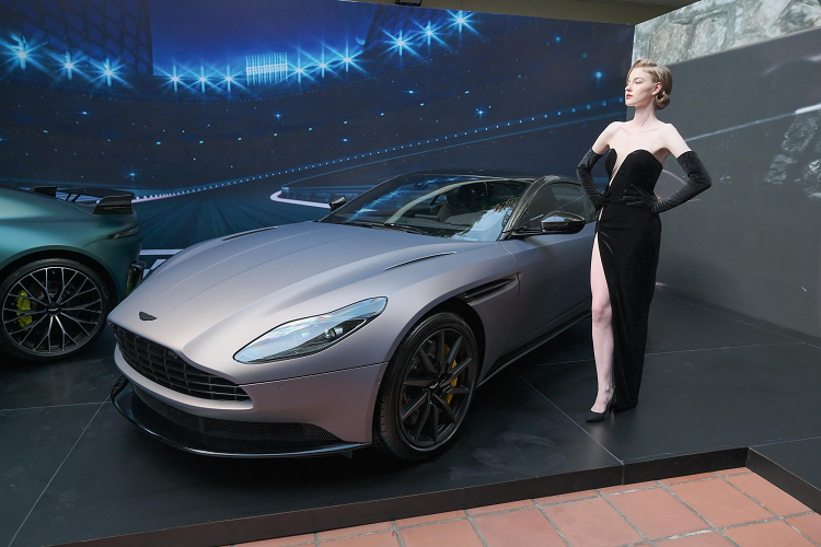 Trong buổi lễ ra mắt xe tại Hà Nội, Aston Martin Việt Nam cũng chính thức giới thiệu chiếc DB11 V8 Coupe phiên bản nâng cấp động cơ đầu tiên. Hãng cũng công bố  giá xe Aston Martin DB11 V8 Coupe chính hãng là 19,799 tỷ đồng.