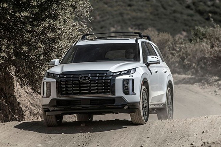 Hyundai Bắc Mỹ vừa công bố giá bán cho mẫu SUV 7 chỗ  Hyundai Palisade 2023 mới. Theo đó, xe có 5 phiên bản. Palisade SE là phiên bản rẻ nhất với giá bán 34.950 USD (813 triệu đồng), tăng 1.350 USD so với mẫu xe cũ.