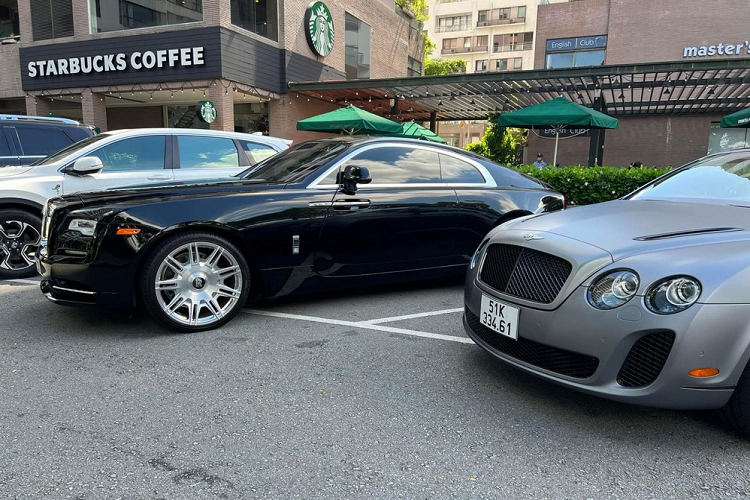 Mới đây, hai chiếc xe siêu sang của thương hiệu xe Bentley và Rolls-Royce xuất hiện tại một quán cà phê ở quận 7, TP HCM đã thu hút sự quan tâm của giới mê xe bởi chủ nhân đều là những tay chơi xe đình đám Việt Nam. Được biết, trong khi người bạn quen biết hàng chục năm qua di chuyển trên xe siêu sang mui trần Bentley Continental SuperSports Convertible đời 2011 còn  Cường Đô la cưỡi Rolls-Royce Wraith Series II.