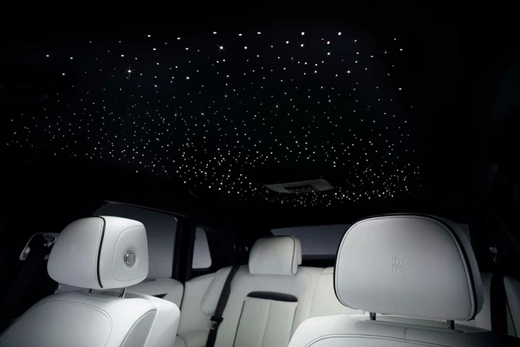 Nói về sự ra đời của trần xe mô phỏng bầu trời sao -  Starlight Headliner trên xe Rolls-Royce. Từ đầu, đây là trang bị được một khách hàng yêu cầu thương hiệu Anh quốc làm riêng do họ mẫn cảm với ánh sáng.