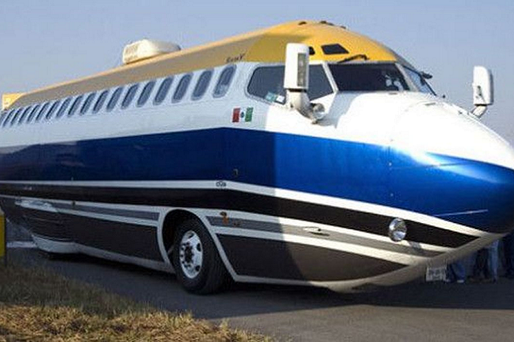  Boeing 727 Jet Limo cực độc được ra đời vào năm 2004, chế tạo bởi VACA Limousines đến từ Guadalajara, Mexico - công ty dịch vụ limousine lớn nhất đất nước này. Mặc dù có ngoại hình kỳ lạ nhưng Boeing 727 Jet Limo lại hoàn toàn hợp pháp di chuyển trên đường phố. Chiếc xe đặc biệt này có phần vỏ được lấy từ máy bay phản lực Boeing 727-24C nhưng được cắt bỏ phần cánh và đuôi rồi lắp lên khung gầm của xe buýt Mercedes-Benz.