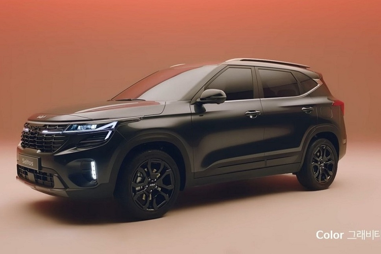  Kia Seltos 2023 mới sở hữu mặt trước thể thao hơn với cụm đèn pha được tinh chỉnh và dải đèn LED ban ngày kéo dài vắt ngang mặt ca lăng. Lưới tản nhiệt phía trước thiết kế mới được đặt ở vị trí thấp hơn. Ngoài ra, xe cũng được trang bị đèn hậu LED nối liền và cản sau mới, đèn phản quang được đặt chung hốc với đèn lùi và tấm ốp gầm màu bạc cỡ lớn hơn.