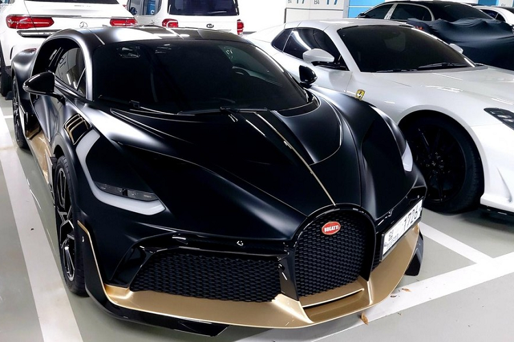 Tin đồn  G-Dragon tậu Bugatti Chiron đã khiến giới truyền thông Hàn Quốc xôn xao và nhiều nguồn tin còn cho rằng, trưởng nhóm nhạc Big Bang đang là người tậu siêu xe đắt nhất nước này. Đúng thật là Chiron có giá rất đắt đỏ khi từ 2,5 triệu đô la, chưa bao gồm thuế xe ở Hàn Quốc nhưng để khẳng định siêu phẩm này đắt nhất ở xứ sở kim chi thì không đúng.