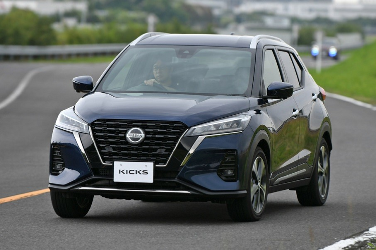 Vào hồi đầu tháng 7/2022, hãng Nissan đã giới thiệu phiên bản nâng cấp của dòng xe Kicks ở thị trường Thái Lan. Đến nay, mẫu SUV hạng B này tiếp tục trình làng ở thị trường nội địa Nhật Bản. Tuy nhiên, so với xe dành cho thị trường Thái Lan và cả Việt Nam,  Nissan Kicks 2022 tại Nhật Bản mạnh mẽ hơn đáng kể.