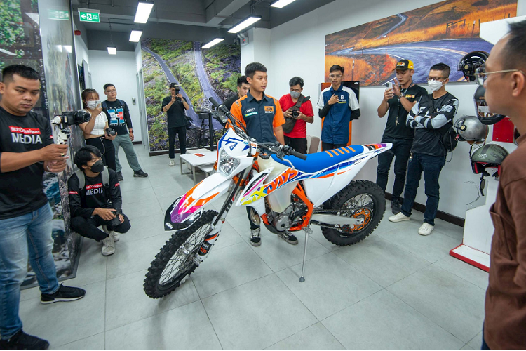  KTM 350 EXC-F Six Days 2022 mới đã chính thức được phân phối chính hãng tại Việt Nam. Chiếc xe cào cào Enduro bán chuyên trang bị khối động cơ mạnh mẽ cùng nhiều trang bị cao cấp. Đây cũng chính là mẫu cào cào giúp KTM đoạt được nhiều giải thưởng danh giá.