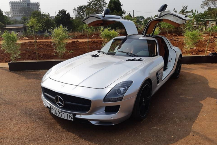 Đầu năm 2010, Mercedes-Benz Việt Nam chia sẻ về việc sẽ mang chiếc  siêu xe Mercedes-Benz SLS AMG cửa cánh chim đang rất hot trên thế giới khi đó về Việt Nam theo đơn đặt hàng của một người chơi xe trong nước.