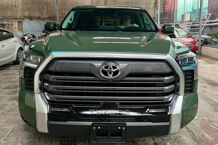 Vào tháng 5 vừa qua, hình ảnh về chiếc xe bán tải "khủng long"  Toyota Tundra Limited 2022 mới xuất hiện tại một kho cảng ở Thành phố Hồ Chí Minh đã nhận được sự quan tâm rất lớn của giới mê xe trong nước cũng như các đại gia Việt thích chơi xe bán tải hạng nặng.