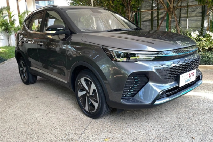  MG VS HEV 2022 mới vừa được giới thiệu tại Thái Lan, xe thuộc phân khúc SUV hạng B với kích thước dài x rộng x cao lần lượt là 4.440 x 1.810 x 1.634 mm, trục cơ sở 2.625 mm.