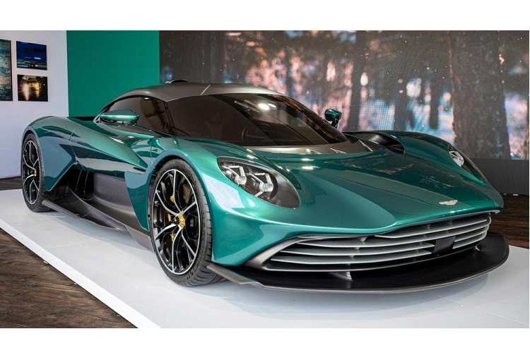 Mức  giá xe Aston Martin Valhalla 2022 có mức bán ra tại nước ngoài từ 800.000 đô la (khoảng hơn 18,7 tỷ đồng), qua đó trở thành 1 trong những chiếc siêu xe Aston Martin đắt nhất từ trước đến nay được sản xuất.