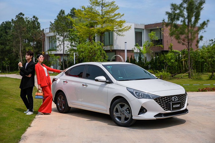 Cái tên đầu tiên trong loạt xe ôtô giảm giá tháng cô hồn là Hyundai Accent, mẫu xe này nhận được mức giảm giá từ 17 - 20 triệu đồng tùy phiên bản, thậm chí một số đại lý còn tặng thêm phụ kiện cho khách hàng mua xe trong tháng này.