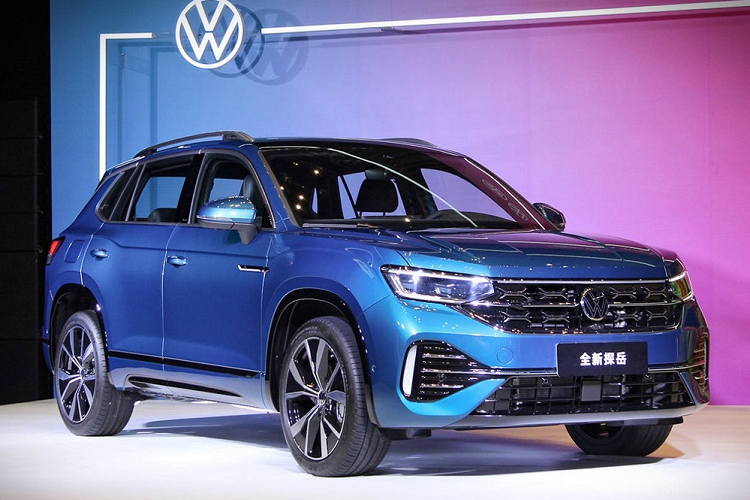 Volkswagen mới đây đã chính thức ra mắt mẫu SUV hạng C Tayron phiên bản mới ở thị trường Trung Quốc. Đây là mẫu xe đã lần đầu tiên ra mắt thị trường tỷ dân vào năm 2018. Tại Trung Quốc,  Volkswagen Tayron 2023 mới có tổng cộng 3 phiên bản là tiêu chuẩn, Tayron X và Tayron GTE.