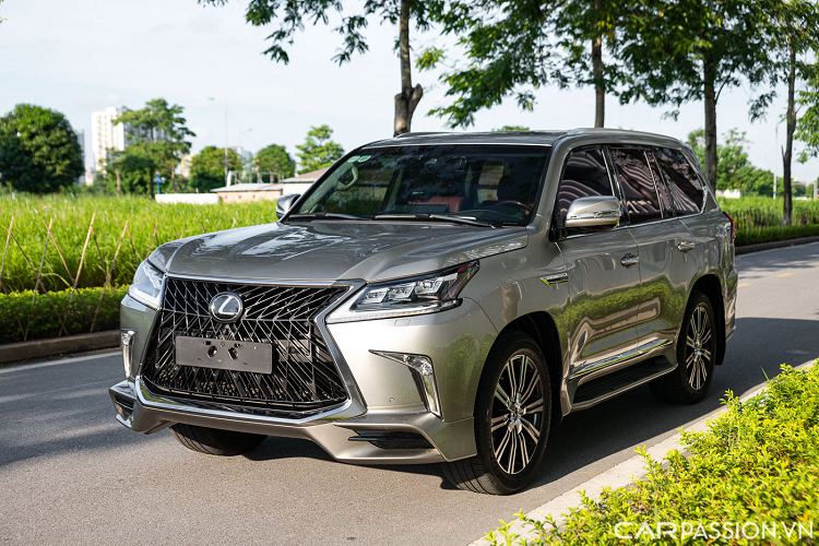 Tại thị trường Việt Nam, từ lâu nay mẫu  Lexus LX 570 hạng sang luôn được biết đến là dòng SUV có số lượng bán chạy và được nhiều người tin dùng với rất nhiều những phiên bản khác nhau và những phiên bản mới thường xuyên được nhập khẩu một cách nhanh chóng để đáp ứng nhu cầu cao của những vị chủ nhân giàu có.