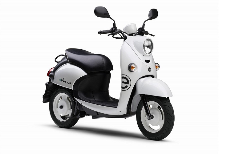  Yamaha e-Vino chạy điện đã lần đầu tiên trình làng vào năm 2015 ở thị trường Nhật Bản. Mới đây, hãng Yamaha tiếp tục tung ra phiên bản nâng cấp của mẫu xe này ở thị trường nội địa. Tương tự phiên bản cũ, mẫu xe máy điện này tiếp tục được phát triển dựa trên xe ga Yamaha Vino.