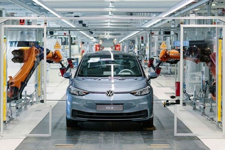 Vào ngày đầu tiên tiếp quản công việc tại Volkswagen, tân Giám đốc điều hành Oliver Blume đã công bố kế hoạch phát triển của hãng. Trong một cuộc phỏng vấn nội bộ, Blume cho biết ông sẽ lãnh đạo  Volkswagen đẩy nhanh điện khí hóa dải sản phẩm của công ty trong bối cảnh người tiêu dùng ngày càng ưa chuộng sử dụng xe điện.