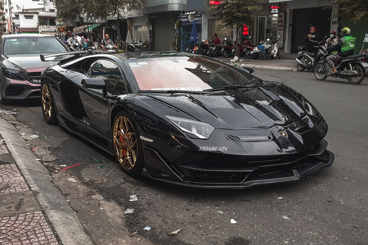 Tính đến nay, số lượng siêu xe  Lamborghini Aventador lăn bánh tại dải đất hình chữ S có khoảng hơn 20 chiếc, bao gồm nhiều phiên bản như LP 700-4, SV, S, SVJ.