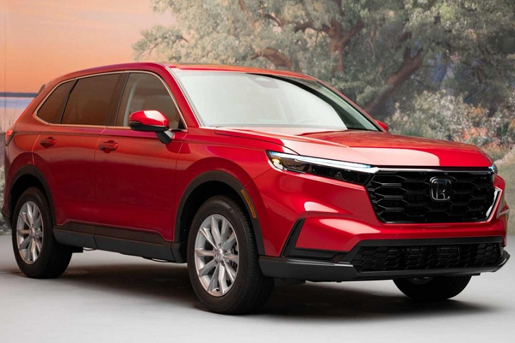 Honda CR-V thế hệ mới đã chính thức trình làng ở thị trường Mỹ vào hồi tháng 7 vừa qua. Sau 2 tháng, hãng Honda mới công bố mức bán cụ thể của mẫu crossover cỡ C này. Theo đó, tại thị trường Mỹ,  giá xe Honda CR-V 2023 khởi điểm từ 32.355 USD (khoảng 744 triệu đồng) cho bản tiêu chuẩn EX 2WD, chưa bao gồm chi phí vận chuyển và giao xe. So với phiên bản cũ, giá khởi điểm của mẫu xe này tăng mạnh, lên đến 4.310 USD.