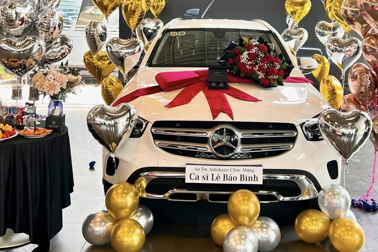 Mới đây, thông tin nam ca sĩ nhạc sĩ Lê Bảo Bình nhận bàn giao chiếc xe SUV  Mercedes-Benz GLC 200 2022 mới đã nhận được nhiều sự quan tâm của cộng đồng mạng. Việc tậu xe Mercedes-Benz chính hãng cũng giúp Lê Bảo Bình gia nhập hội xe GLC 200 của người nổi tiếng.