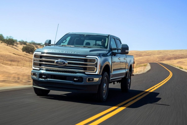 Ford Super Duty là dòng xe bán tải hạng nặng rất được ưa chuộng tại thị trường Mỹ. Để duy trì sức hút của mẫu xe này, hãng Ford đã tung ra Super Duty thế hệ mới. Chịu ảnh hưởng thiết kế từ người anh em F-150,  Ford Super Duty 2023 mới trông hiện đại và mượt mà hơn trước. Trên đầu xe, mẫu xe bán tải này được trang bị cụm đèn pha tối giản và dải đèn LED định vị hình chữ "C" giống Ford Ranger thế hệ mới.