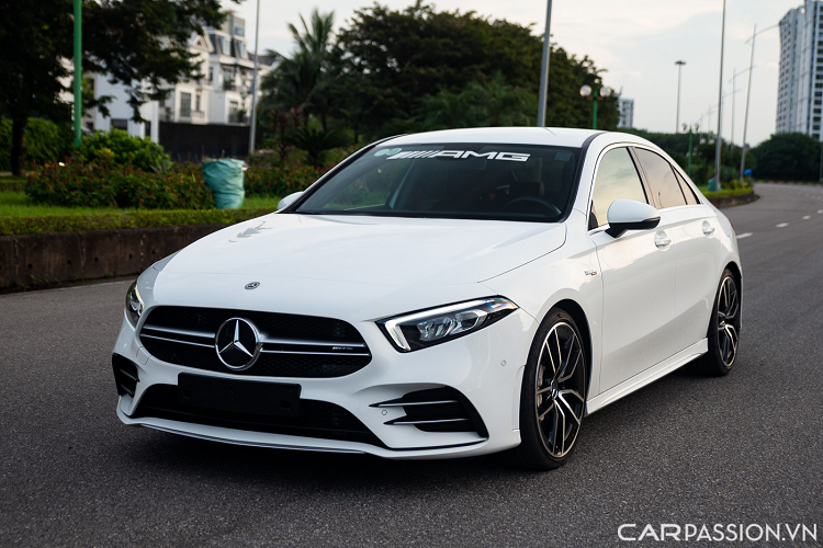 Mới đây, một chiếc  Mercedes-AMG A35 đời 2020 đã xuất hiện trên thị trường xe cũ với giá bán gần 2 tỷ đồng. A35 AMG là dòng xe tương đối hiếm xuất hiện trên thị trường xe cũ. ODO của chiếc xe chỉ dừng lại ở con số 6.127 km, một con số ít ỏi cho một chiếc A35 đã 2 năm tuổi.