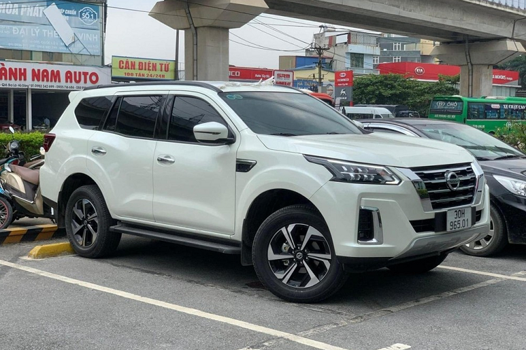 Mới đây,  Nissan Terra 2023 mới bất ngờ bị bắt gặp tại một đại lý ở Hà Nội chỉ vài ngày sau khi thông tin về mức tiêu thụ nhiên liệu được đăng tải trên trang web của Cục Đăng kiểm Việt Nam. Đáng chú ý rằng xe đã được ra biển hoàn chỉnh và là loại biển số cá nhân chứ không phải biển tạm hay biển đăng ký theo công ty.