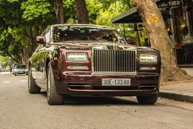 Mới đây, Công ty Đấu giá hợp danh Đông Nam vừa thông báo đấu giá xe  Rolls-Royce Phantom Lửa Thiêng là tài sản đảm bảo cho khoản vay của Công ty FLC Land. Thời gian đấu giá ngày 15/11/2022.