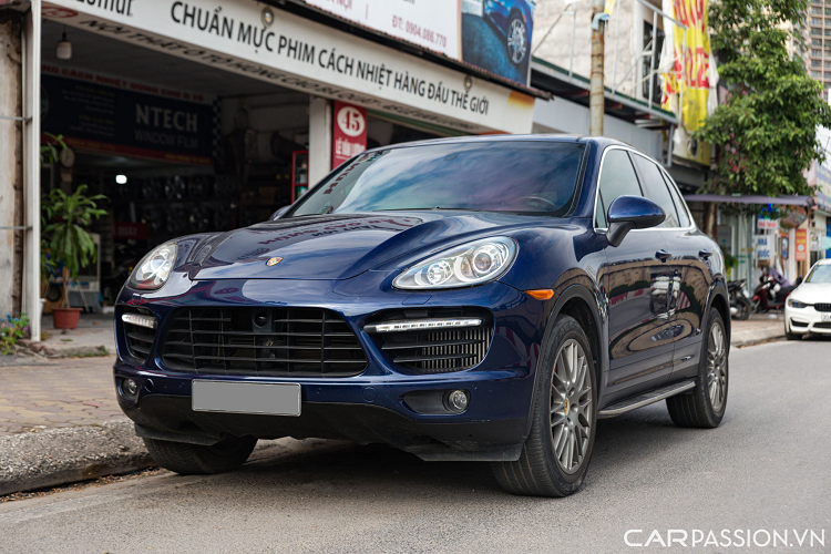 Chiếc  Porsche Cayenne Turbo đời 2011 trong bài viết này đã được một showroom bán xe sang tại Hà Nội chào bán với mức giá khoảng 2 tỷ đồng sau khi lăn bánh hơn 45.000 km. Mức giá này hiện đắt ngang Mercedes–Benz GLC "đập hộp" chính hãng tại Việt Nam.