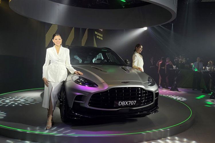 Sau khoảng 4 chiếc xe SUV hạng sang cỡ lớn Aston Martin DBX được mang về nước theo diện chính hãng, đã có chủ nhân đặt mua, các đại gia Việt tiếp tục chọn chơi phiên bản cao cấp, mạnh hơn và tất nhiên là giá bán cũng phải cao hơn, đó chính là Aston Martin DBX 707 mạnh nhất, chiếc SUV thương mại mạnh nhất thế giới đang được bán ra trên toàn cầu.